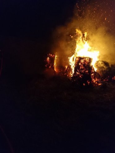 Pożar w Dzwonku. Spłonęły bele siana [ZDJĘCIA] - zdjęcie #5 - eOstroleka.pl
