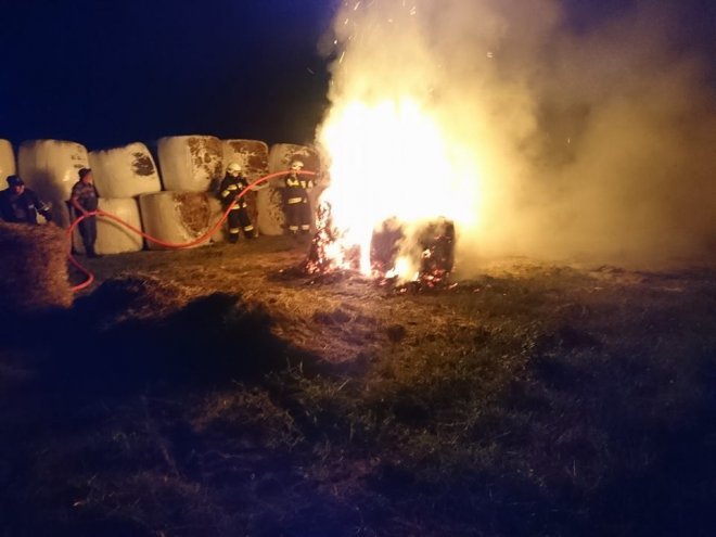 Pożar w Dzwonku. Spłonęły bele siana [ZDJĘCIA] - zdjęcie #3 - eOstroleka.pl