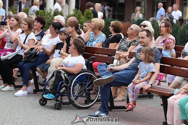 Występ zespołu Abba Mia i kabaretu Chyba [23.07.2017] - zdjęcie #25 - eOstroleka.pl