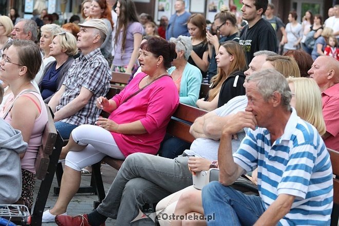 Występ zespołu Abba Mia i kabaretu Chyba [23.07.2017] - zdjęcie #2 - eOstroleka.pl