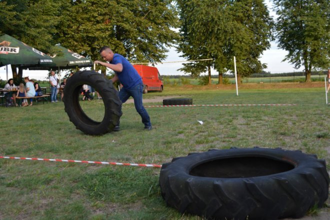 Festyn rodzinny w Lipnikach z „próbą sił” i na sportowo [ZDJĘCIA] - zdjęcie #17 - eOstroleka.pl