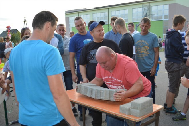 Festyn rodzinny w Lipnikach z „próbą sił” i na sportowo [ZDJĘCIA] - zdjęcie #10 - eOstroleka.pl