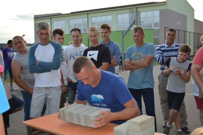 Festyn rodzinny w Lipnikach z „próbą sił” i na sportowo [ZDJĘCIA] - zdjęcie #9 - eOstroleka.pl