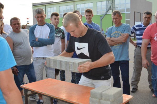 Festyn rodzinny w Lipnikach z „próbą sił” i na sportowo [ZDJĘCIA] - zdjęcie #8 - eOstroleka.pl