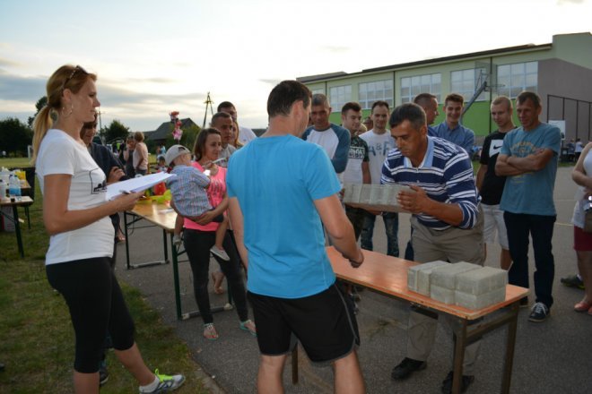 Festyn rodzinny w Lipnikach z „próbą sił” i na sportowo [ZDJĘCIA] - zdjęcie #7 - eOstroleka.pl
