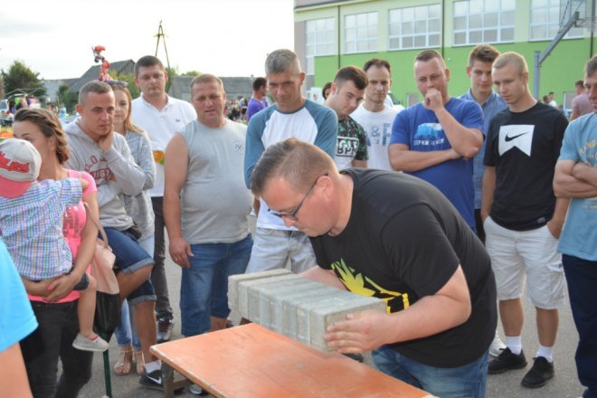 Festyn rodzinny w Lipnikach z „próbą sił” i na sportowo [ZDJĘCIA] - zdjęcie #5 - eOstroleka.pl