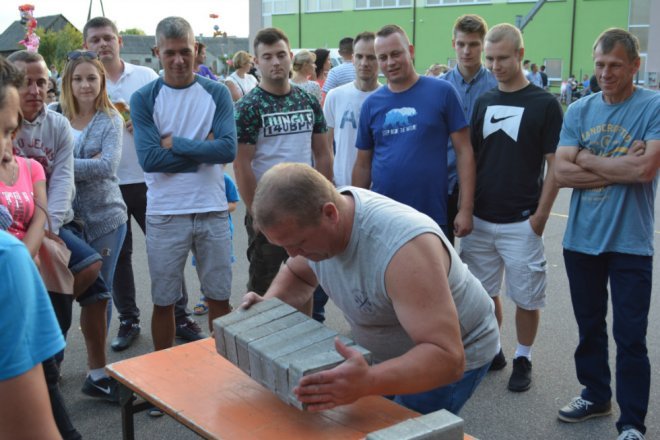 Festyn rodzinny w Lipnikach z „próbą sił” i na sportowo [ZDJĘCIA] - zdjęcie #3 - eOstroleka.pl