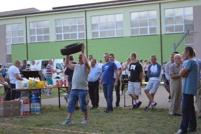 Festyn rodzinny w Lipnikach z „próbą sił” i na sportowo [ZDJĘCIA] - zdjęcie #1 - eOstroleka.pl