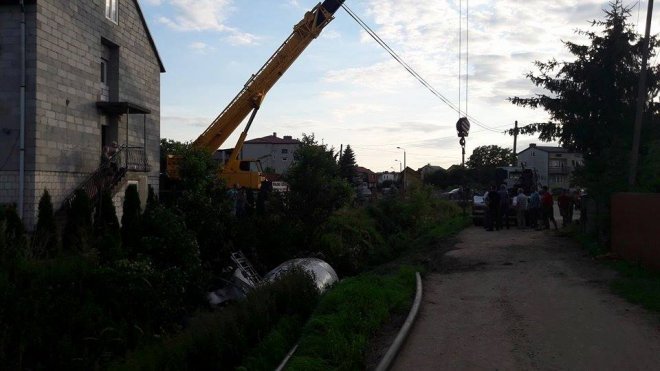 Rzekuń: Betoniarka zsunęła się ze stromej skarpy do rowu [ZDJĘCIA] - zdjęcie #1 - eOstroleka.pl