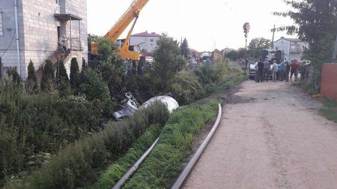 Rzekuń: Betoniarka zsunęła się ze stromej skarpy do rowu [ZDJĘCIA] - zdjęcie #9 - eOstroleka.pl