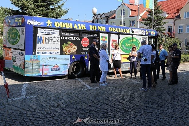 Odblask to nie obciach przed Urzędem Miasta [16.08.2017] - zdjęcie #7 - eOstroleka.pl