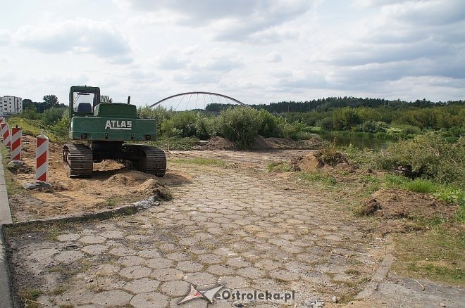 Trwa budowa tymczasowego mostu na Narwi [ZDJĘCIA] - zdjęcie #1 - eOstroleka.pl