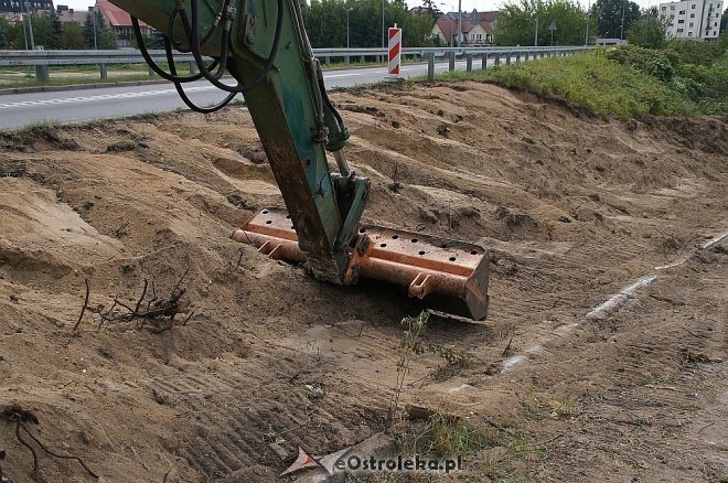 Trwa budowa tymczasowego mostu na Narwi [ZDJĘCIA] - zdjęcie #3 - eOstroleka.pl