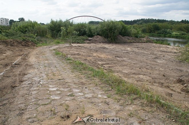 Trwa budowa tymczasowego mostu na Narwi [ZDJĘCIA] - zdjęcie #4 - eOstroleka.pl