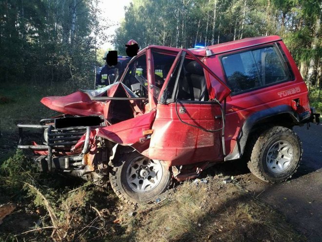Wypadek w Cisku: 37-letni kierowca terenówki trafił do szpitala [ZDJĘCIA] - zdjęcie #2 - eOstroleka.pl