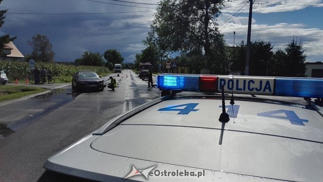 Poważny wypadek w Czarnowcu. Trzy osoby trafiły do szpitala [ZDJĘCIA] - zdjęcie #1 - eOstroleka.pl