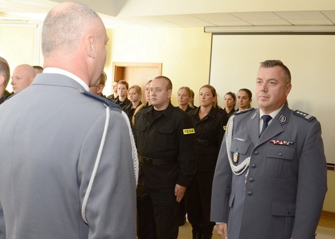 Ślubowanie nowych policjantów. 13 spośród nich trafi do komend w naszym regionie [ZDJĘCIA] - zdjęcie #1 - eOstroleka.pl