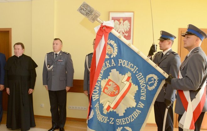 Ślubowanie nowych policjantów. 13 spośród nich trafi do komend w naszym regionie [ZDJĘCIA] - zdjęcie #2 - eOstroleka.pl