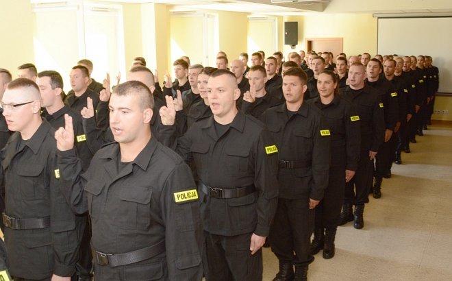 Ślubowanie nowych policjantów. 13 spośród nich trafi do komend w naszym regionie [ZDJĘCIA] - zdjęcie #3 - eOstroleka.pl