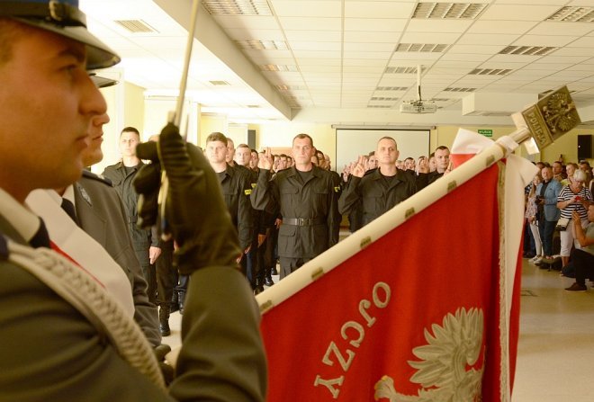 Ślubowanie nowych policjantów. 13 spośród nich trafi do komend w naszym regionie [ZDJĘCIA] - zdjęcie #4 - eOstroleka.pl