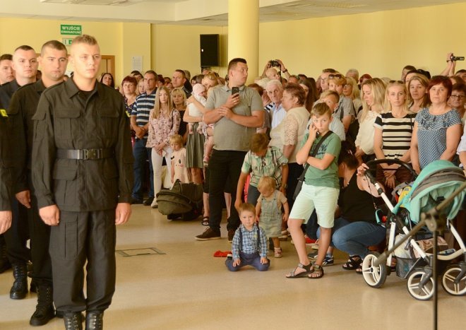 Ślubowanie nowych policjantów. 13 spośród nich trafi do komend w naszym regionie [ZDJĘCIA] - zdjęcie #7 - eOstroleka.pl