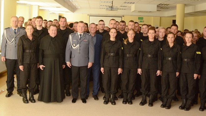 Ślubowanie nowych policjantów. 13 spośród nich trafi do komend w naszym regionie [ZDJĘCIA] - zdjęcie #9 - eOstroleka.pl