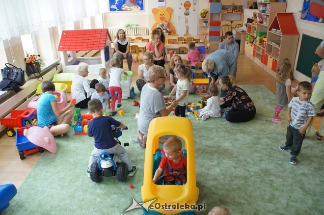 Dzień adaptacyjny w Przedszkolu Miejskim nr 17 Kraina Misiów [01.09.2017] - zdjęcie #1 - eOstroleka.pl