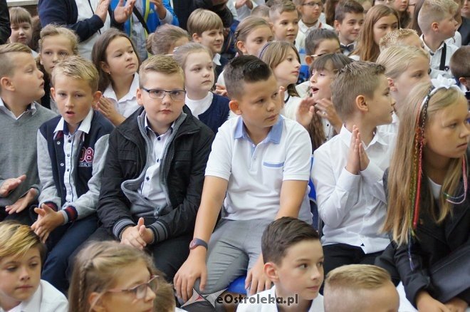 Rozpoczęcie roku szkolnego 2017/2018 w Szkole Podstawowej nr 1 [04.09.2017] - zdjęcie #18 - eOstroleka.pl