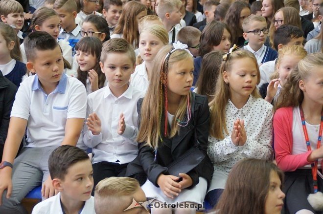 Rozpoczęcie roku szkolnego 2017/2018 w Szkole Podstawowej nr 1 [04.09.2017] - zdjęcie #17 - eOstroleka.pl