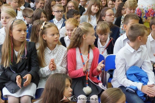Rozpoczęcie roku szkolnego 2017/2018 w Szkole Podstawowej nr 1 [04.09.2017] - zdjęcie #16 - eOstroleka.pl