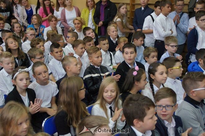 Rozpoczęcie roku szkolnego 2017/2018 w Szkole Podstawowej nr 1 [04.09.2017] - zdjęcie #6 - eOstroleka.pl