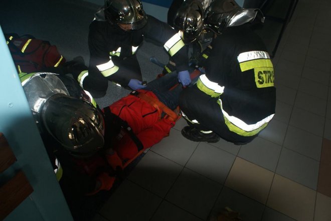 Ostrołęka: Ewakuacja szkoły po zgłoszeniu o podejrzanej paczce [ZDJĘCIA] - zdjęcie #4 - eOstroleka.pl