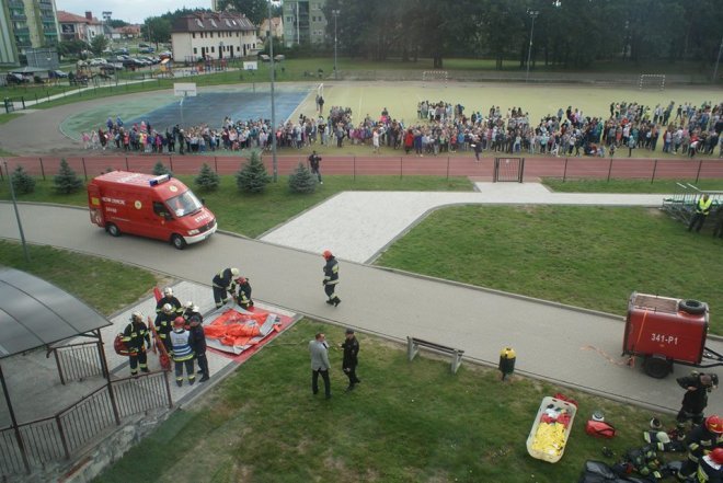 Ostrołęka: Ewakuacja szkoły po zgłoszeniu o podejrzanej paczce [ZDJĘCIA] - zdjęcie #104 - eOstroleka.pl