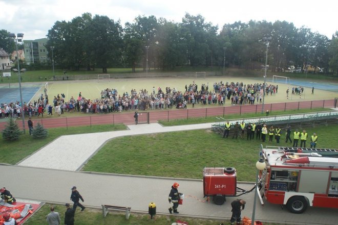 Ostrołęka: Ewakuacja szkoły po zgłoszeniu o podejrzanej paczce [ZDJĘCIA] - zdjęcie #103 - eOstroleka.pl