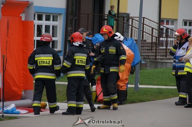 Ostrołęka: Ewakuacja szkoły po zgłoszeniu o podejrzanej paczce [ZDJĘCIA] - zdjęcie #17 - eOstroleka.pl