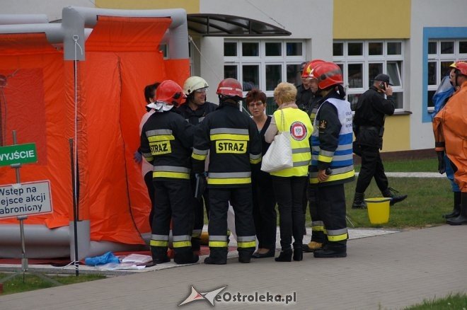 Ostrołęka: Ewakuacja szkoły po zgłoszeniu o podejrzanej paczce [ZDJĘCIA] - zdjęcie #21 - eOstroleka.pl