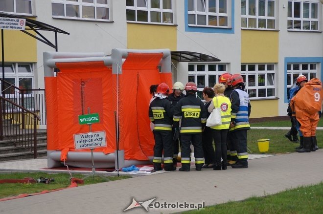 Ostrołęka: Ewakuacja szkoły po zgłoszeniu o podejrzanej paczce [ZDJĘCIA] - zdjęcie #22 - eOstroleka.pl