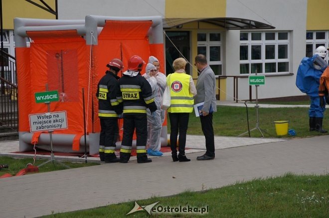 Ostrołęka: Ewakuacja szkoły po zgłoszeniu o podejrzanej paczce [ZDJĘCIA] - zdjęcie #28 - eOstroleka.pl