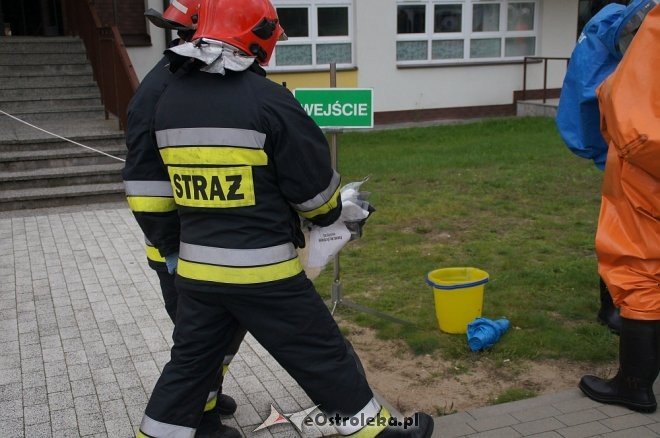 Ostrołęka: Ewakuacja szkoły po zgłoszeniu o podejrzanej paczce [ZDJĘCIA] - zdjęcie #41 - eOstroleka.pl