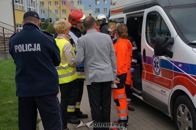 Ostrołęka: Ewakuacja szkoły po zgłoszeniu o podejrzanej paczce [ZDJĘCIA] - zdjęcie #61 - eOstroleka.pl
