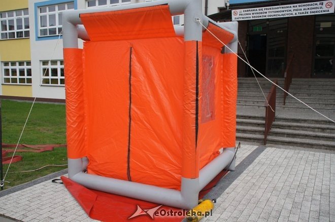 Ostrołęka: Ewakuacja szkoły po zgłoszeniu o podejrzanej paczce [ZDJĘCIA] - zdjęcie #48 - eOstroleka.pl