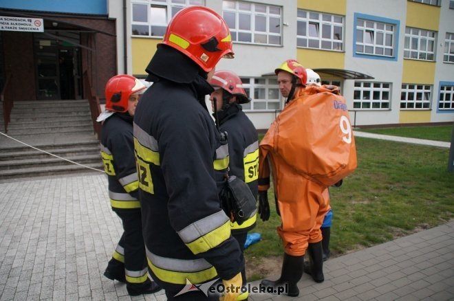 Ostrołęka: Ewakuacja szkoły po zgłoszeniu o podejrzanej paczce [ZDJĘCIA] - zdjęcie #58 - eOstroleka.pl