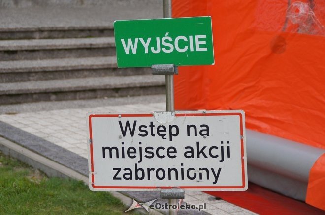 Ostrołęka: Ewakuacja szkoły po zgłoszeniu o podejrzanej paczce [ZDJĘCIA] - zdjęcie #59 - eOstroleka.pl