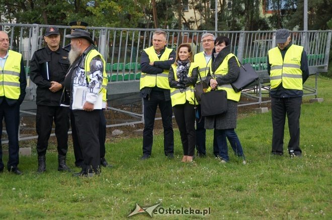 Ostrołęka: Ewakuacja szkoły po zgłoszeniu o podejrzanej paczce [ZDJĘCIA] - zdjęcie #42 - eOstroleka.pl