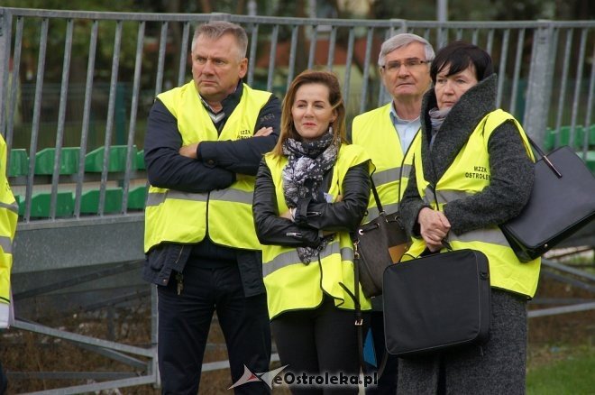 Ostrołęka: Ewakuacja szkoły po zgłoszeniu o podejrzanej paczce [ZDJĘCIA] - zdjęcie #41 - eOstroleka.pl