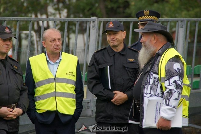 Ostrołęka: Ewakuacja szkoły po zgłoszeniu o podejrzanej paczce [ZDJĘCIA] - zdjęcie #39 - eOstroleka.pl