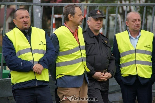 Ostrołęka: Ewakuacja szkoły po zgłoszeniu o podejrzanej paczce [ZDJĘCIA] - zdjęcie #38 - eOstroleka.pl