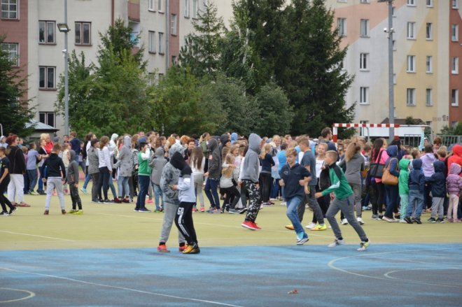 Ostrołęka: Ewakuacja szkoły po zgłoszeniu o podejrzanej paczce [ZDJĘCIA] - zdjęcie #36 - eOstroleka.pl