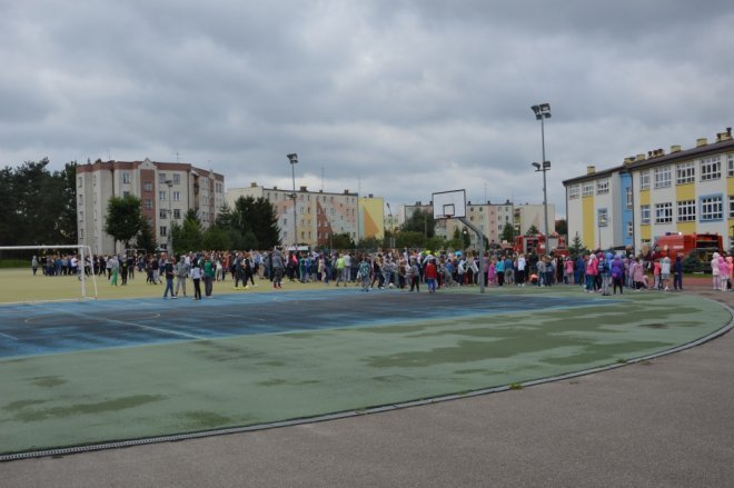 Ostrołęka: Ewakuacja szkoły po zgłoszeniu o podejrzanej paczce [ZDJĘCIA] - zdjęcie #29 - eOstroleka.pl