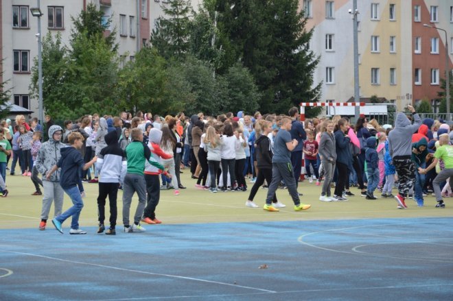 Ostrołęka: Ewakuacja szkoły po zgłoszeniu o podejrzanej paczce [ZDJĘCIA] - zdjęcie #77 - eOstroleka.pl